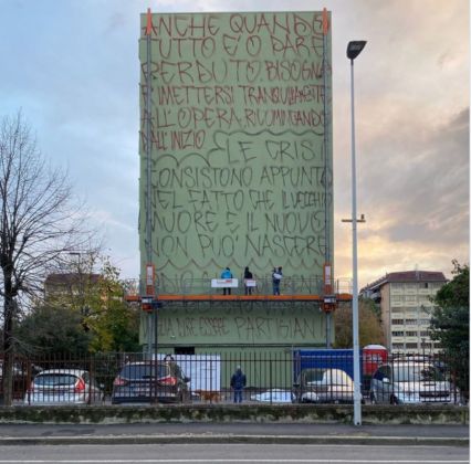 Jorit al lavoro a Firenze sul murale di Gramsci
