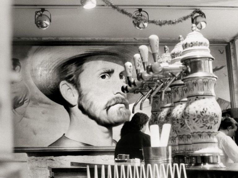 Kirk Douglas nelle vesti di Van Gogh, in un manifesto sulla parete di fondo del Café de la Paix a Auvers sur Oise (© photo Dondero_De Marco 1990_Sulle tracce di Van Gogh)