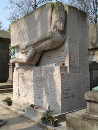 La monumentale tomba di Oscar Wilde al Père Lachaise di Parigi