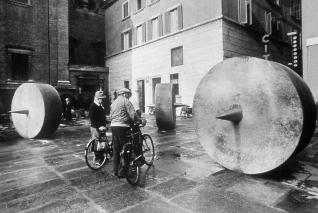 L'installazione di Mauro Staccioli in Piazza della Steccata a Parma, 1973. Photo Enrico Cattaneo. Courtesy Archivio Mauro Staccioli