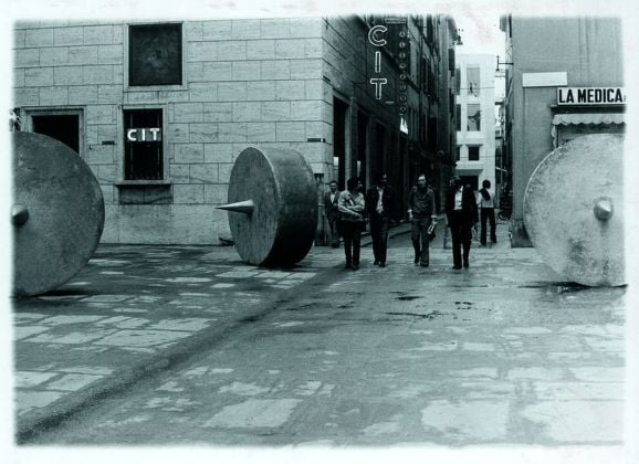 L'installazione di Mauro Staccioli in Piazza della Steccata a Parma, 1973. Photo Enrico Cattaneo. Courtesy Archivio Mauro Staccioli
