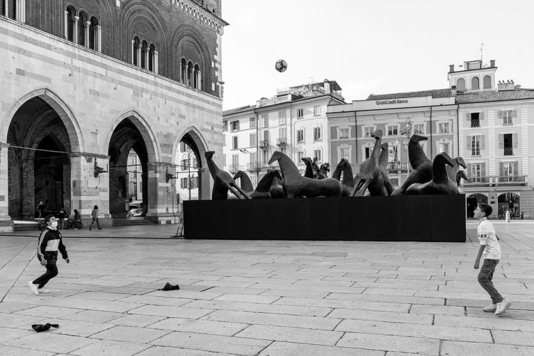 Mimmo Paladino. PaladinoPiacenza. Installation view at Piazza Cavalli, Piacenza 2020. Photo © Lorenzo Palmieri 2020