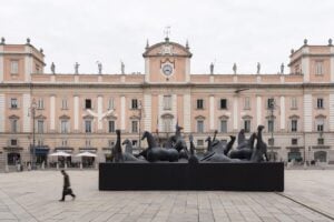 18 cavalli e una piazza. L’installazione di Mimmo Paladino a Piacenza