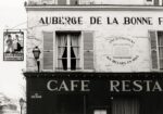 Nella turisticissima Montmartre il caffè ristorante La Bonne Franquette esiste ancora, all’angolo di rue Saint Rustique (© photo Dondero_De Marco 1990_Sulle tracce di Van Gogh)