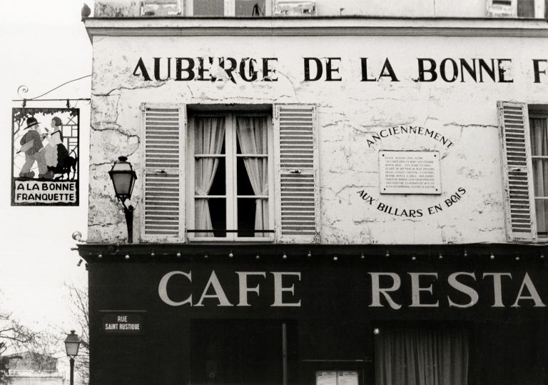 Nella turisticissima Montmartre il caffè ristorante La Bonne Franquette esiste ancora, all’angolo di rue Saint Rustique (© photo Dondero_De Marco 1990_Sulle tracce di Van Gogh)