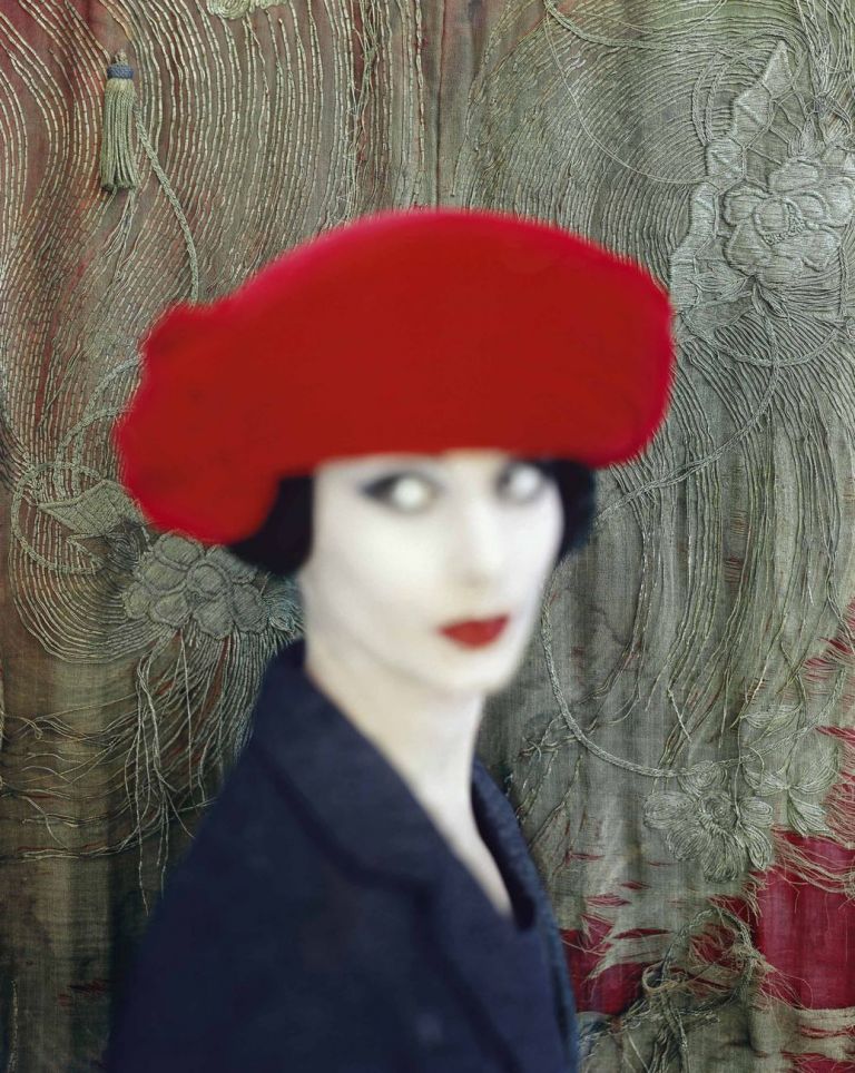 Norman Parkinson, Adele Collins con toque in velluto di Otto Lucas, per Vogue, novembre 1959 © Iconic Images