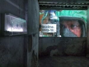 Covid-19 e capitalismo. L’artista Petr Davydtchenko invia il vaccino a Conte