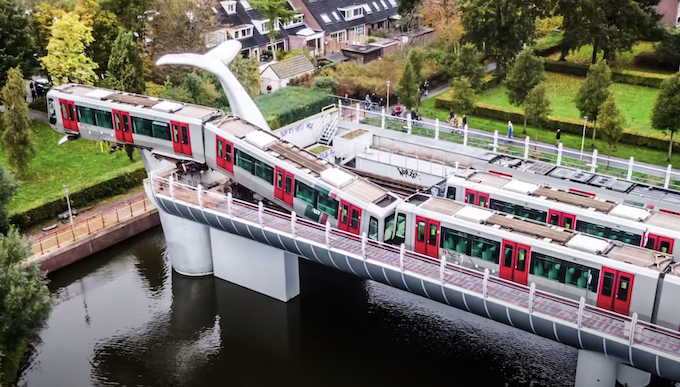 Treno deragliato a Rotterdam "salvato" dalla sculturascultura dell’architetto Maarten Struijs