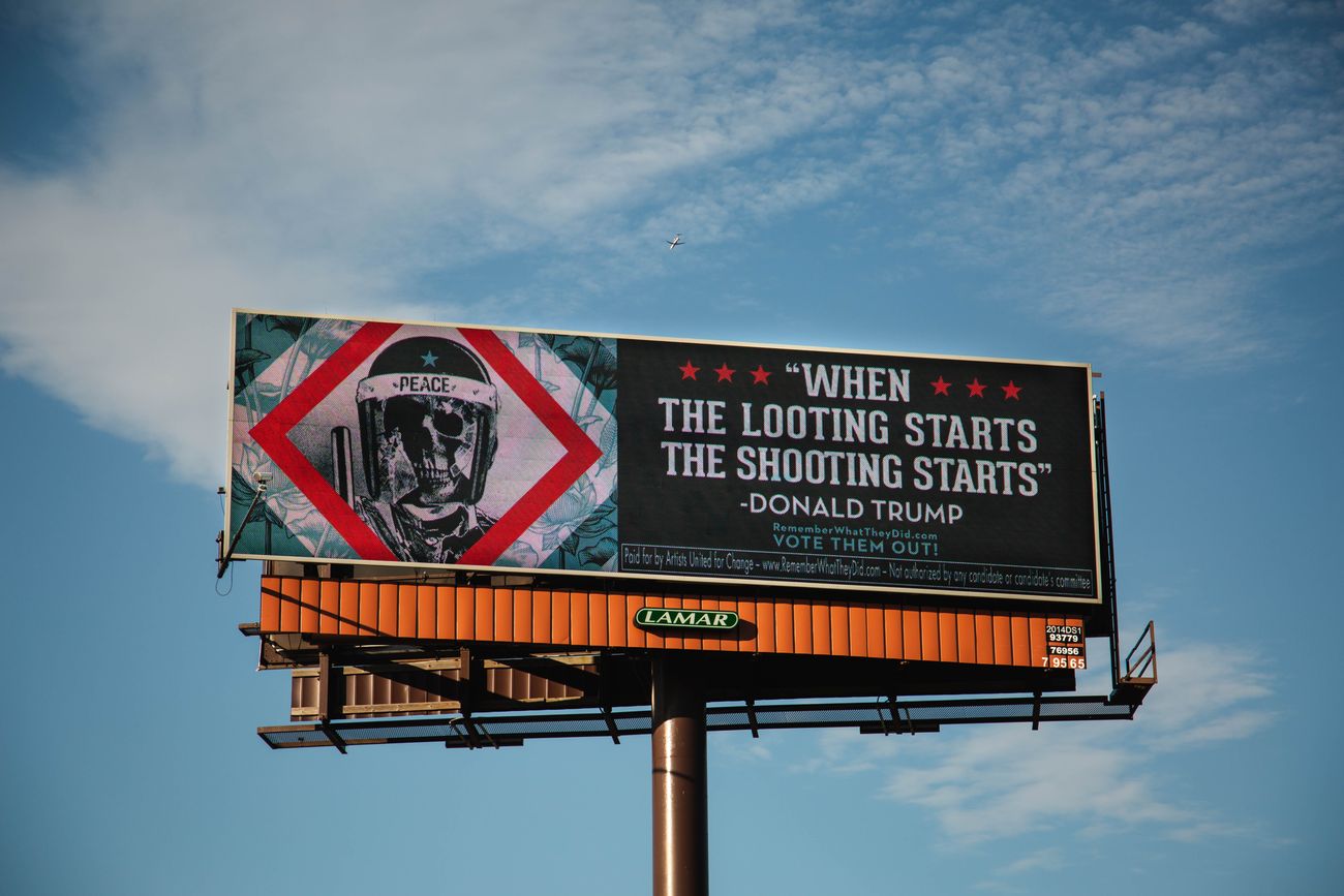 Shepard Fairey, “When the looting starts, the shooting starts” (Donald Trump), 2020, uno dei billboard del progetto collettivo Remember What They Did