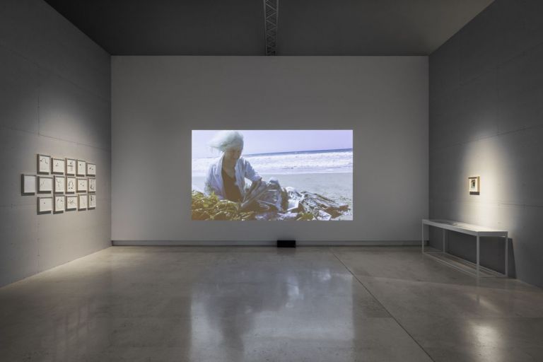 Simone Forti. Installation view at Quadriennale d’arte 2020 FUORI. Courtesy Fondazione La Quadriennale di Roma. Photo DSL Studio
