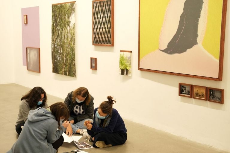 Studenti Liceo Alfieri di Torino. Mostra Tutto passa tranne il Tempo. Fondazione Sandretto Re Rebaudengo, Torino. Photo Alberto Nidola