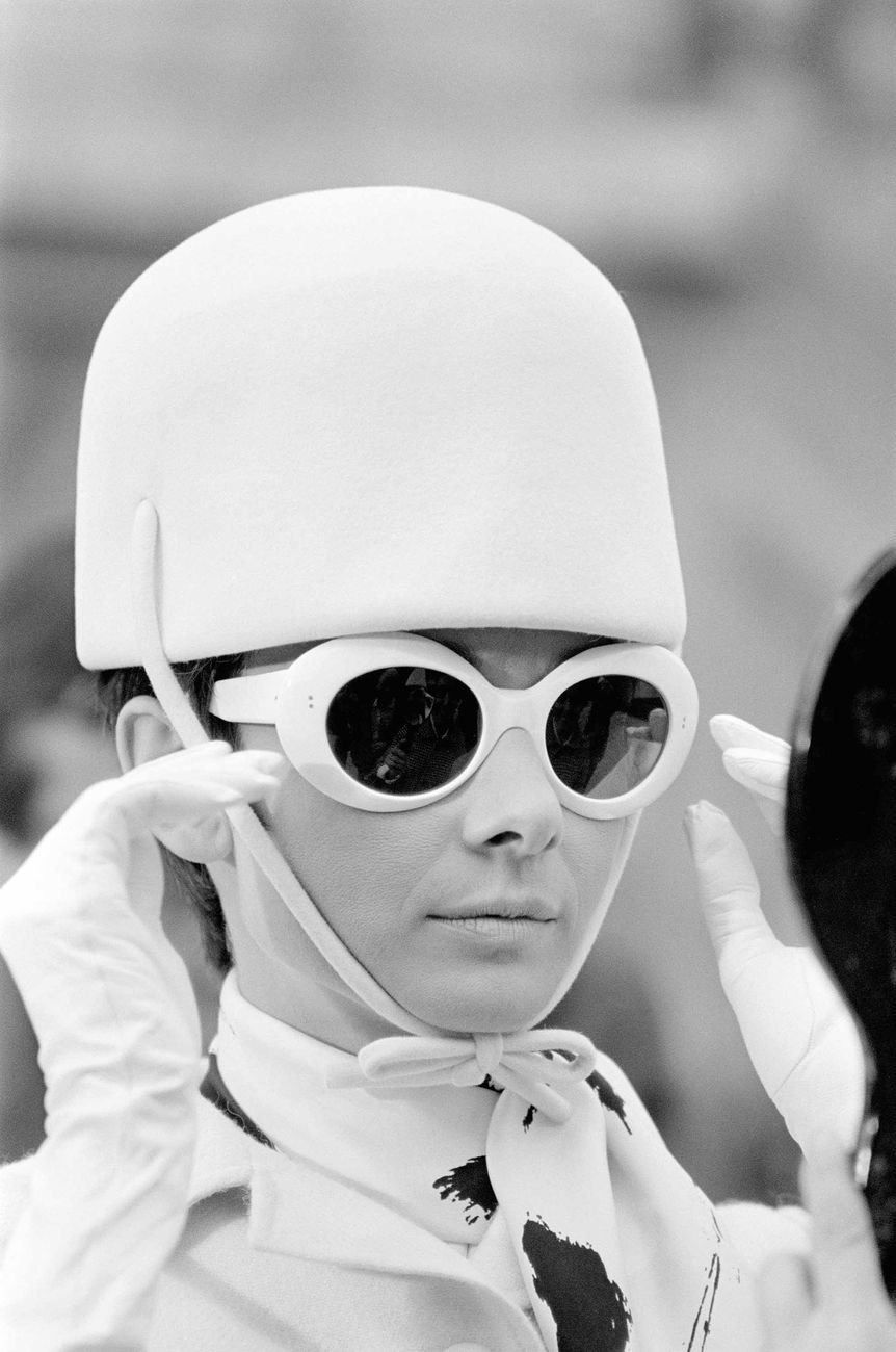 Terry O'Neill, Audrey Hepburn sul set di How to Steal a Million, Parigi, 1966 © Iconic Images