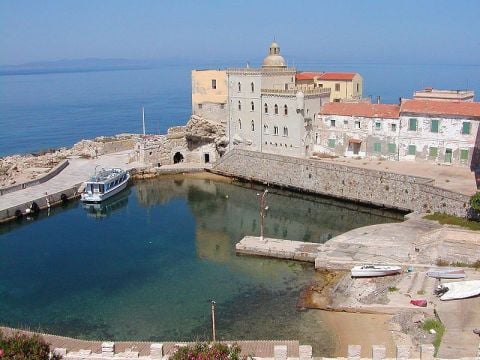 Porticciolo_di_Pianosa, ph Trapingus, fonte Wikipedia