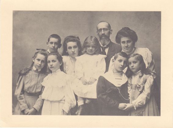 Adolfo Wittgens de Streytenau con la moglie Margherita Righini, i figlie e le figlie, 1909 10. Fondazione Elvira Badaracco, Milano