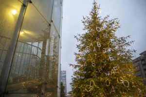 L’albero di Natale dell’Ospedale Fiera Milano è un’installazione artistica di Massimo Uberti
