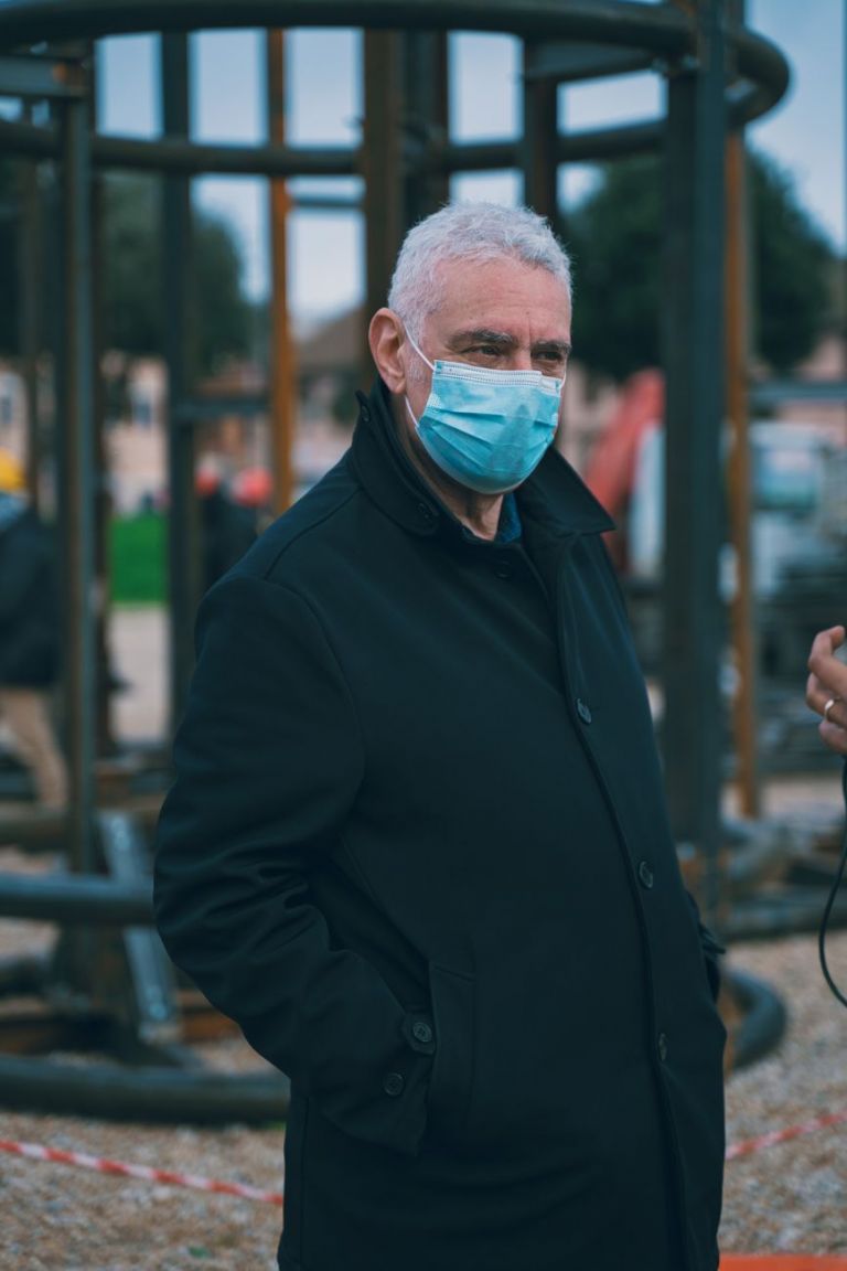 Alfredo Pirri durante l'allestimento di Fuoco Cenere Silenzio (2020) per il Capodanno di Roma