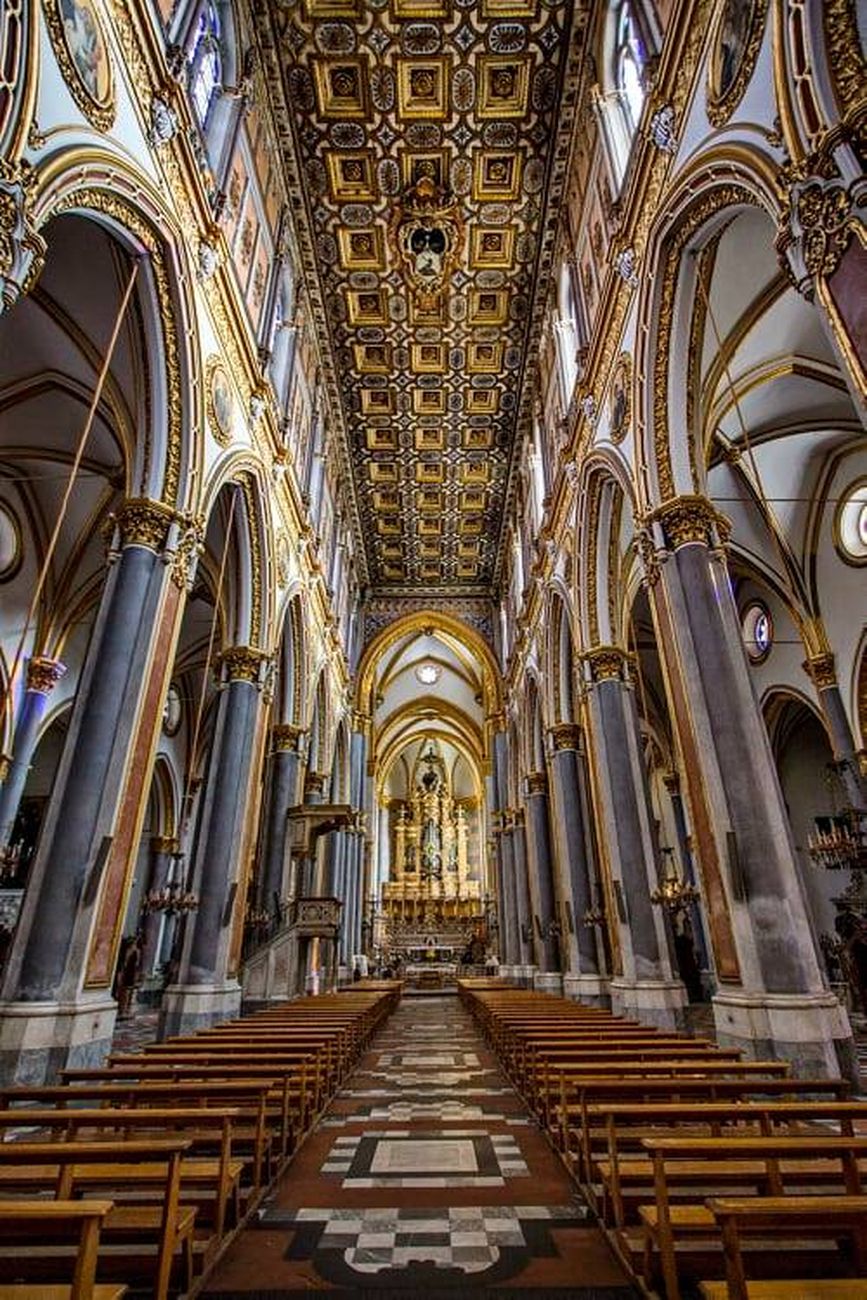 Basilica di San Domenico Maggiore, Napoli. Photo via storiedinapoli.it