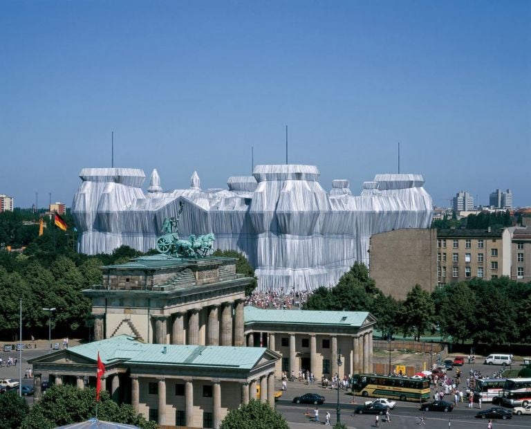 Christo & Jeanne Claude, Wrapped Reichstag, Berlino, 1971 95