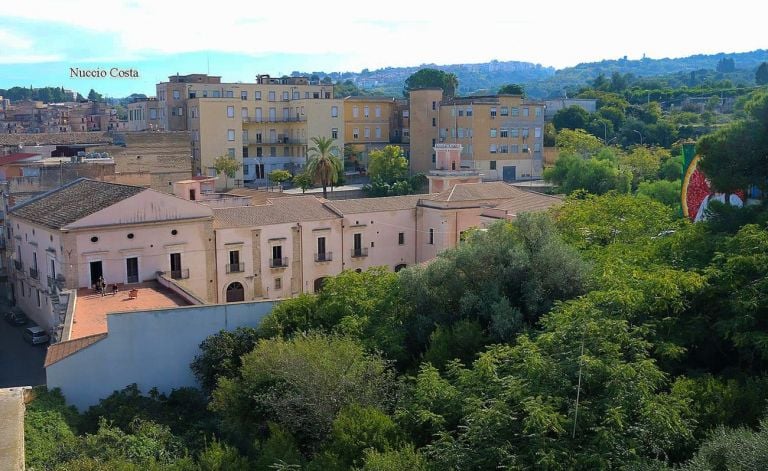 Corte Palazzo Beneventano – Luogo del Contemporaneo, a dx scorcio opera “Ethnika” dell’artista Mauro Patta, 2020, photo Nuccio Costa