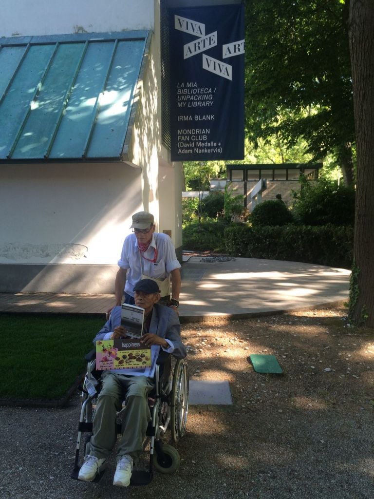 David Medalla e Adam Nankervis di fronte al padiglione dove erano esposte le loro opere alla Biennale di Venezia del 2017. Photo Lorenzo Bruni