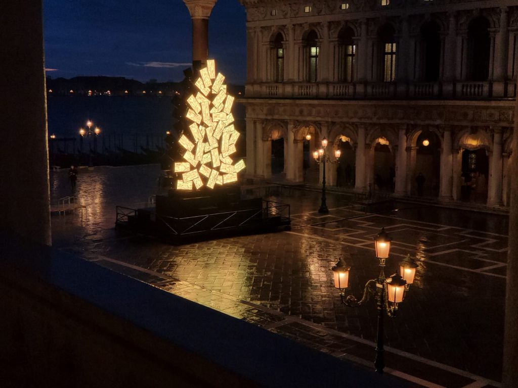 L’albero di Natale creato da Fabrizio Plessi per Venezia e il video mapping sul Ponte di Rialto