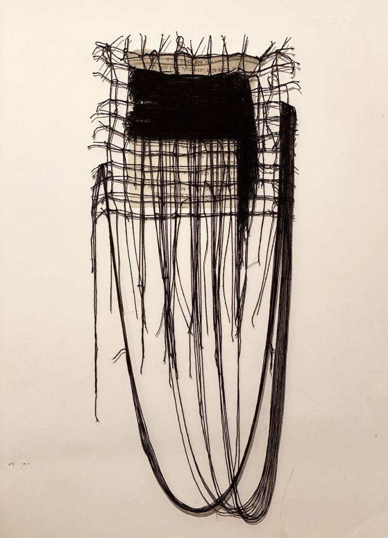 Federica Patera, Levenah 4, 2020, lana, gesso, filo di ferro, stampa a caldo su cotone, cm 163x62x6