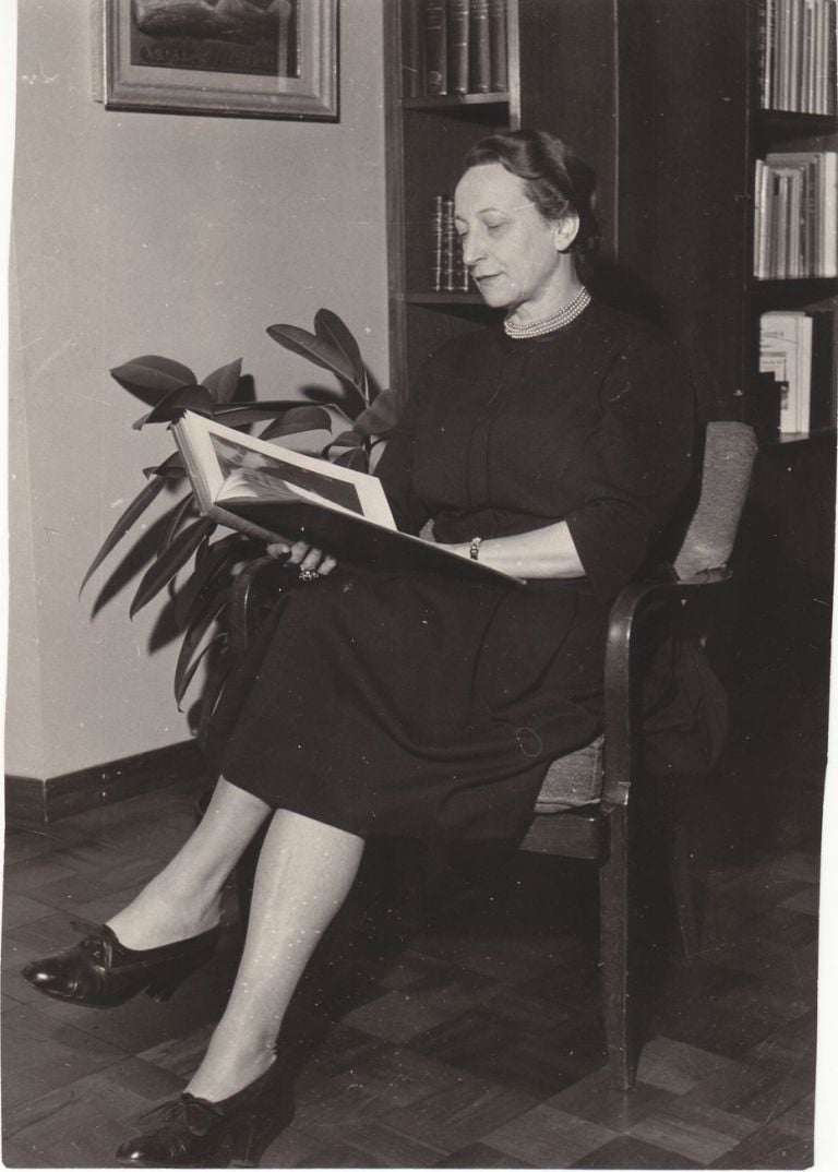 Fernanda Wittgens mentre legge nel suo ufficio a Brera, 1950 ca. Laboratorio fotoradiografico della Pinacoteca di Brera