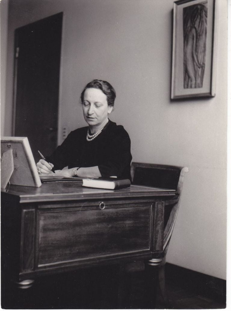 Fernanda Wittgens nel suo ufficio a Brera, 1950 ca. Laboratorio fotoradiografico della Pinacoteca di Brera