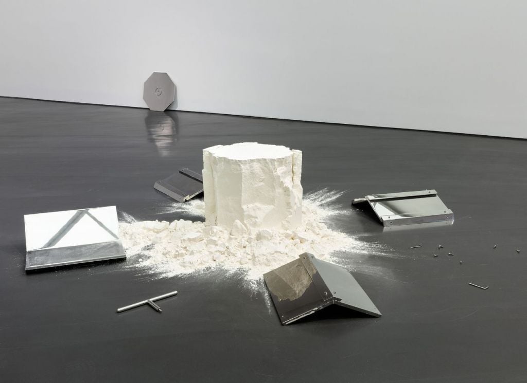 Lezioni di critica #28. La metafisica minimale dell’artista Francesco Gennari sale in cattedra 