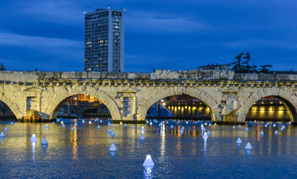 Arte pubblica a Rimini: 208 boe luminose sull’acqua a simbolo dei Paesi del mondo. Le foto