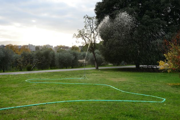 Giovanni Termini, Sulla circonferenza, 2020, irrigatore, acqua e ombrello da pastore, installazione. Photo Michele Alberto Sereni