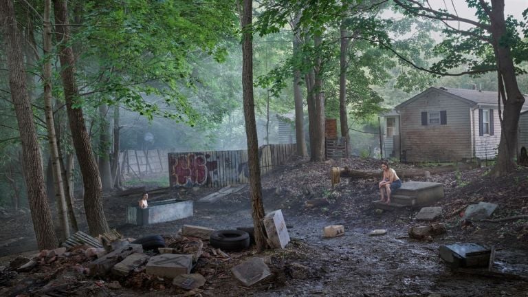 Gregory Crewdson, Funeral Back Lot, 2018 19 © Courtesy Templon, Parigi Brussels