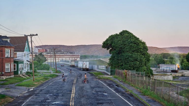 Gregory Crewdson, Red Star Express, 2018 19 © Courtesy Templon, Parigi Brussels