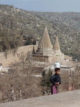 Il Santuario di Lalish. Un bambino yezida