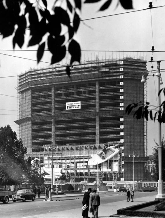 Il grattacielo Pirelli in costruzione alla fine degli anni 1950