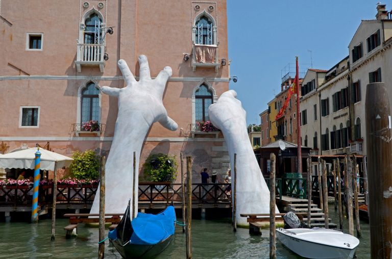 La scultura di Lorenzo Quinn a Venezia nel 2017 Lorenzo Quinn a Palermo: le mani sulla Cattedrale e l’arte (pubblica) del banale