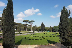 Il Terzo Paradiso di Michelangelo Pistoletto approda a Roma. Con 100 panchine