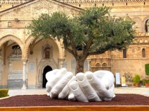 Lorenzo Quinn a Palermo: le mani sulla Cattedrale e l’arte (pubblica) del banale