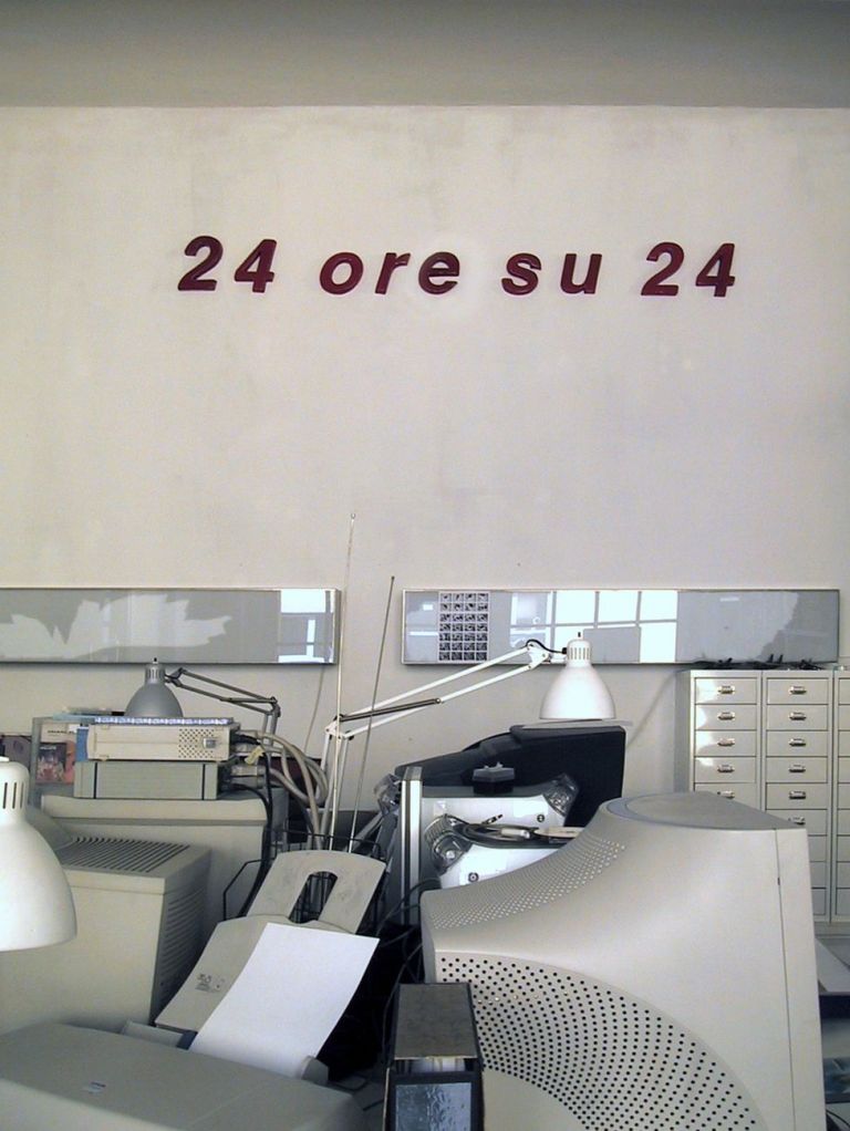 Luca Pancrazzi, 24 ore su 24, 2001, smalti ceramici su terracotta, 25 cm, lunghezza variabile. Installazione nello studio di Milano, 2001