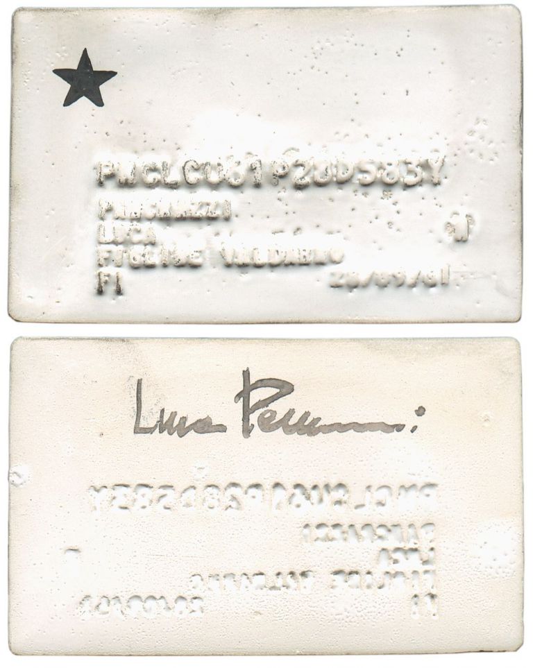 Luca Pancrazzi, CF, 2001, smalti e terzofuoco su terracotta, 5,5x8,5 cm. Opera realizzata ed esposta alla Prima Biennale di Ceramica di Albissola, 2001