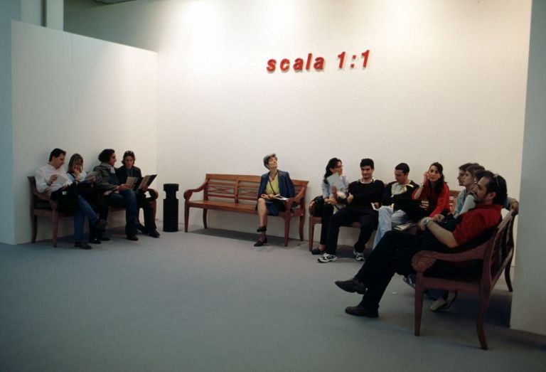 Luca Pancrazzi, Scala 1:1, 2001, smalti ceramici su terracotta, 25 cm, lunghezza variabile. Installazione per una fiera d’arte