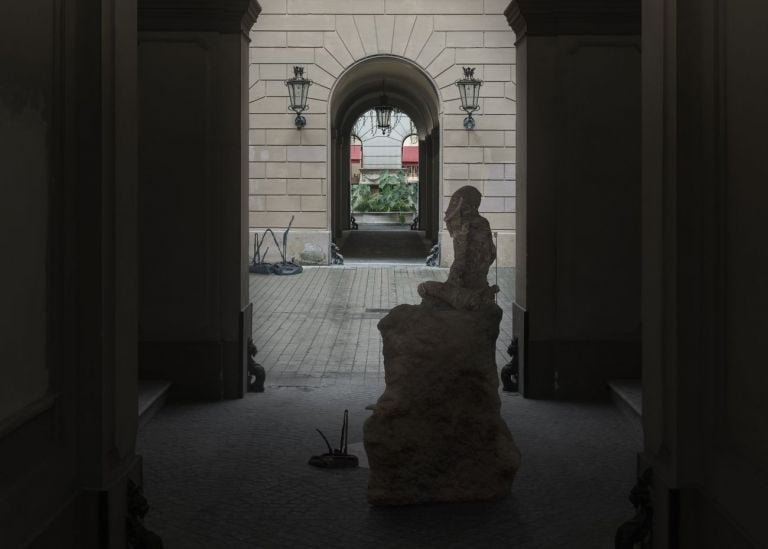 Michele Gabriele, Sitting on the ground, so I will remember it as a nice atmosphere, 2020. Installation view at Endless Nostalghia, Piazza del Campidoglio, Roma 2020. Courtesy l’artista, 101 Numeri Pari & Treti Galaxie. Photo Flavio Pescatori