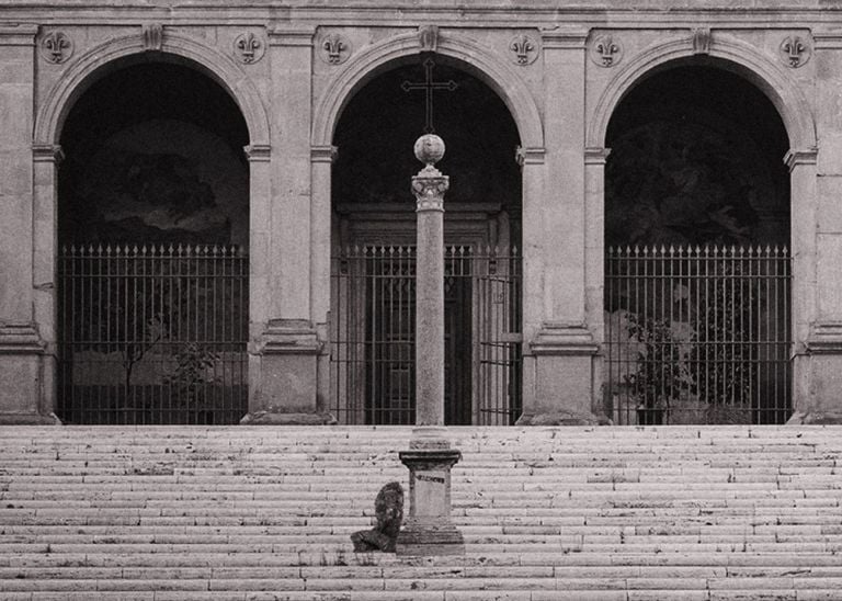 Michele Gabriele, Sitting on the ground, so I will remember it as a nice atmosphere, 2020. Installation view at Endless Nostalghia, Piazza del Campidoglio, Roma 2020. Courtesy l’artista, 101 Numeri Pari & Treti Galaxie. Photo Flavio Pescatori