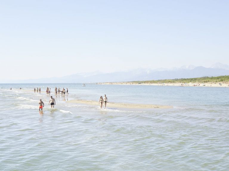 Massimo Vitali, Leporello 2020 foce del serchio couples june 27th 2020 16.34.56