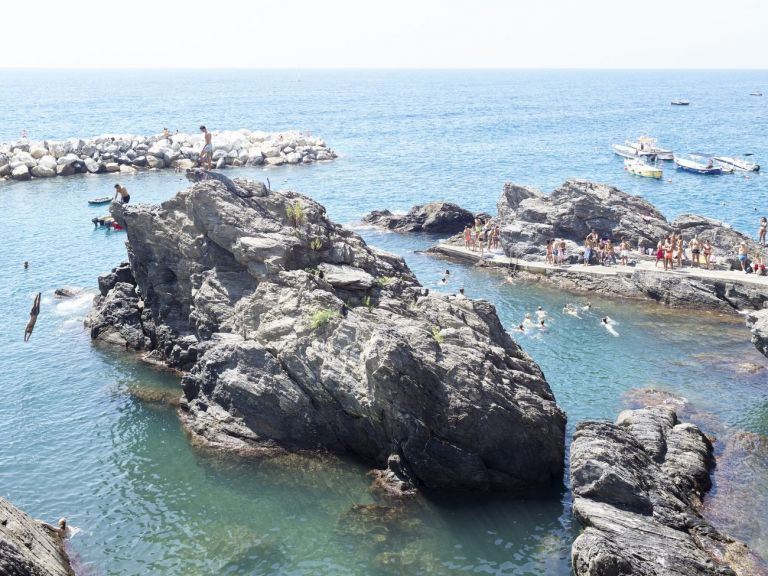 Massimo Vitali, Leporello 2020 manarola multi jump august 15th 2020 14.17.58