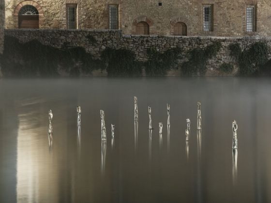 Namsal Siedlecki, Trevis Maponos, 2020, argento, dimensioni variabili. Installation view at Endless Nostalghia, Piazza delle Sorgenti, Bagno Vignoni 2020. Courtesy l’artista, Magazzino, Roma, 101 Numeri Pari & Treti Galaxie. Photo Flavio Pescatori