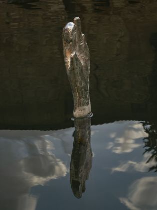 Namsal Siedlecki, Trevis Maponos, 2020, argento, dimensioni variabili. Installation view at Endless Nostalghia, Piazza delle Sorgenti, Bagno Vignoni 2020. Courtesy l’artista, Magazzino, Roma, 101 Numeri Pari & Treti Galaxie. Photo Flavio Pescatori