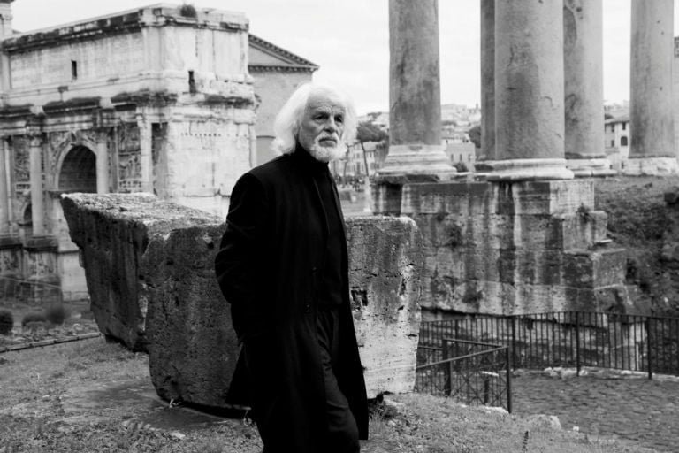 Michele Placido legge Gabriele Tinti, Foro Romano, 2020 - Courtesy Mauro Maglione. Su concessione del Ministero per i Beni e le Attività Culturali e per il Turismo – Parco archeologico del Colosseo. È vietata ogni riproduzione