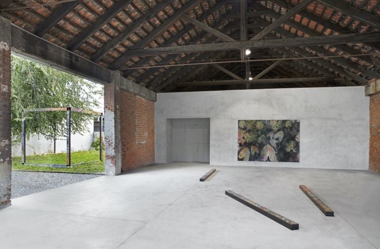 Sam Falls. Tongues in Trees, Books in Brooks, Sermons in Stones. Installation view at Galleria Franco Noero, Torino 2020. Courtesy the artist & Galleria Franco Noero. Photo Sebastiano Pellion di Persano