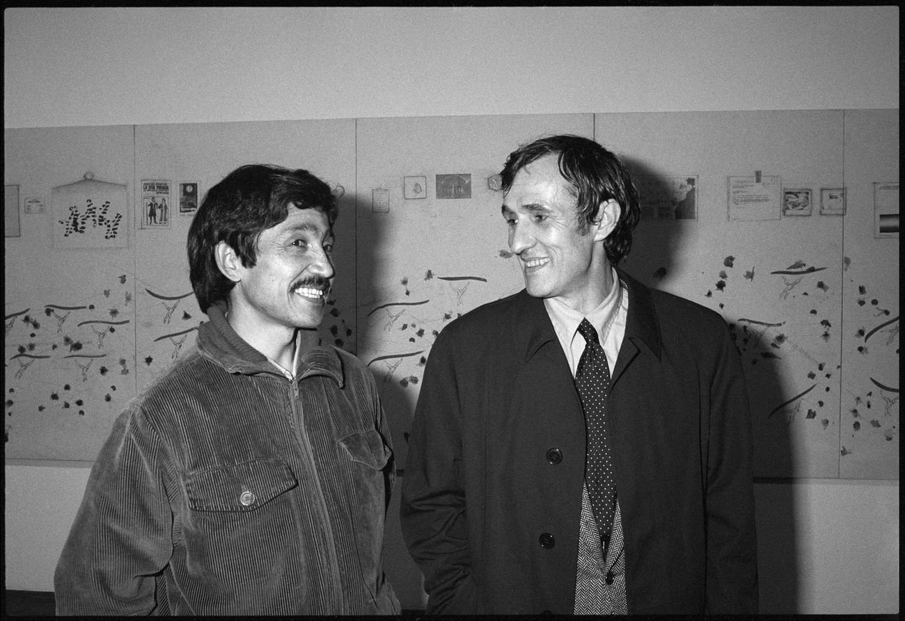 Salman Alì e Alighiero Boetti all'inaugurazione della mostra alla Galleria Christian Stein, Milano, 25 marzo 1987. Photo © Giorgio Colombo